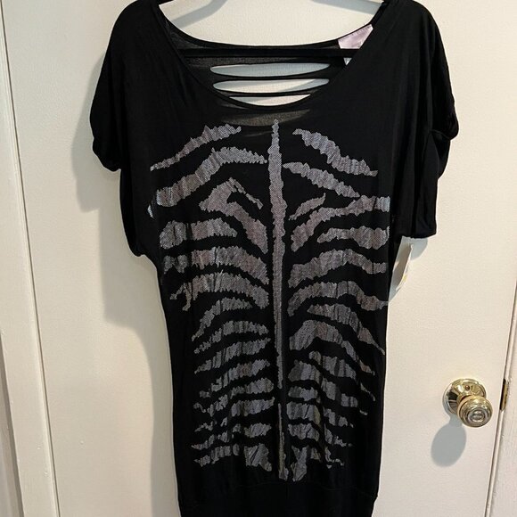 NWT Romeo & Juliet Couture Black slashed back Top, Size M - Picture 3 of 13
